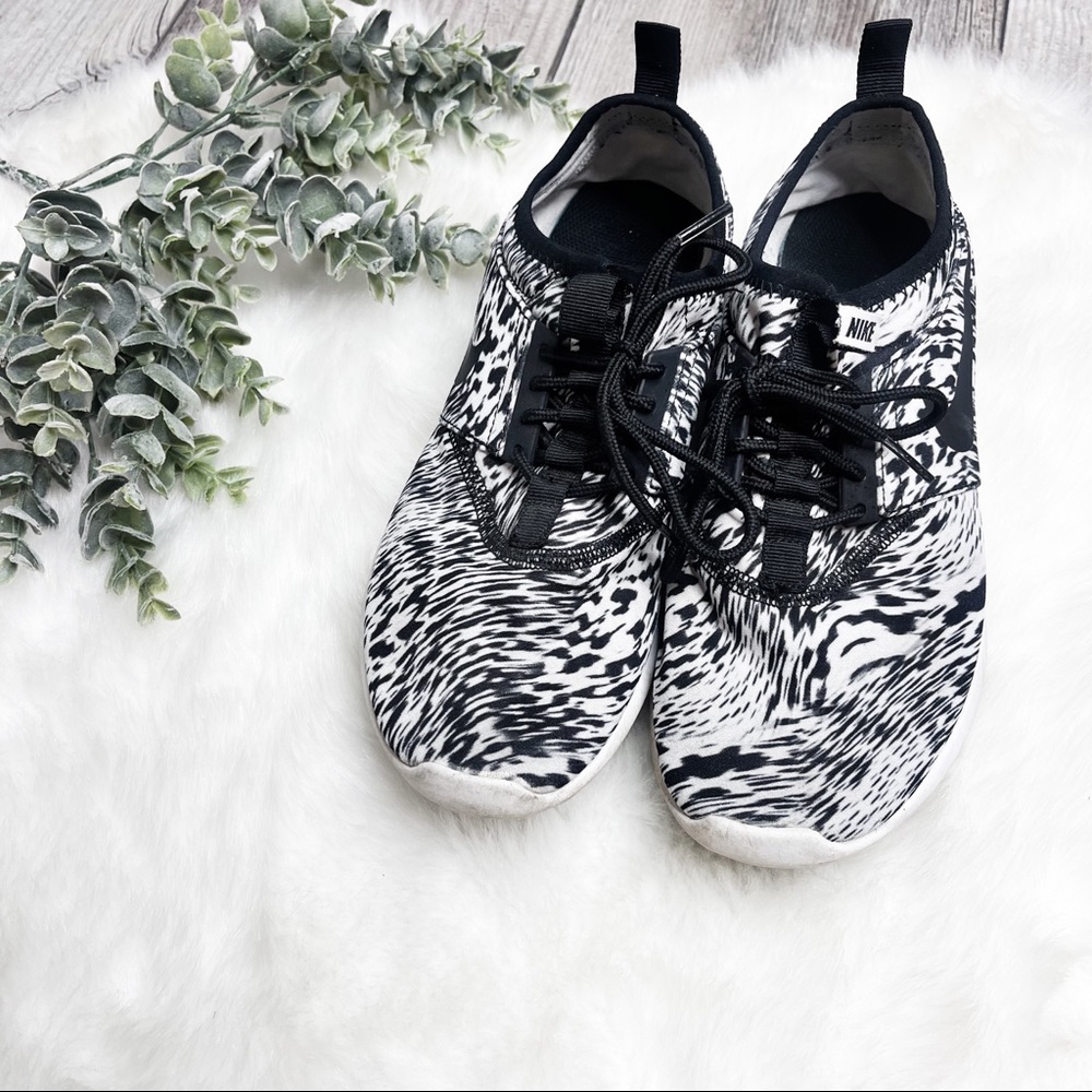 Nike Women’s Black and White Athletic Tennis Shoes - Picture 3 of 7